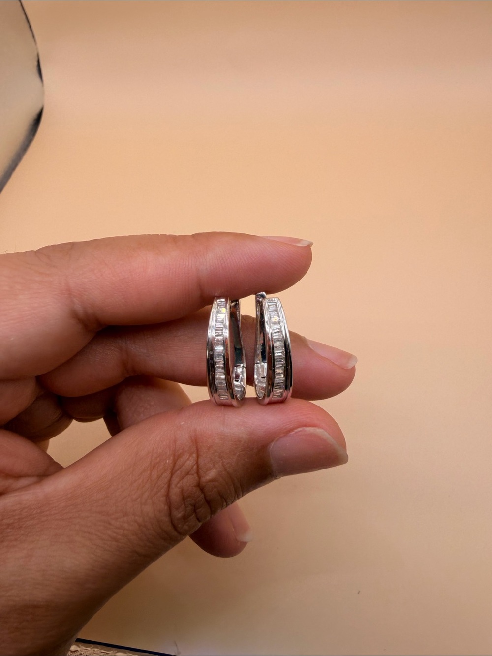 14k White Gold 1 Ctw Baguettes Diamond Earrings.